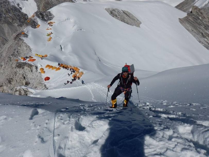 Nicola Bonaiti ha conquistato la vetta dello Cho Oyu nel gruppo dell’Himalaya (Ansa)